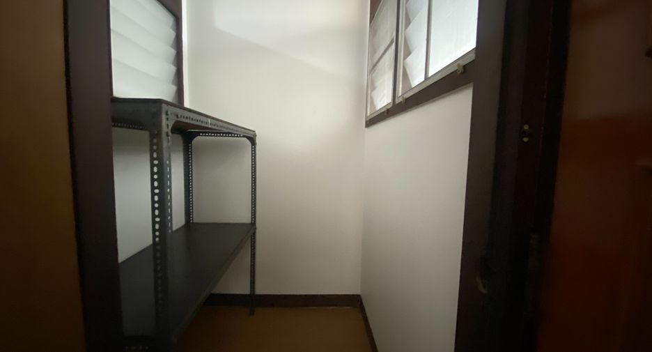 For rent 3 bedrooms apartment in Khlong Toei, Bangkok