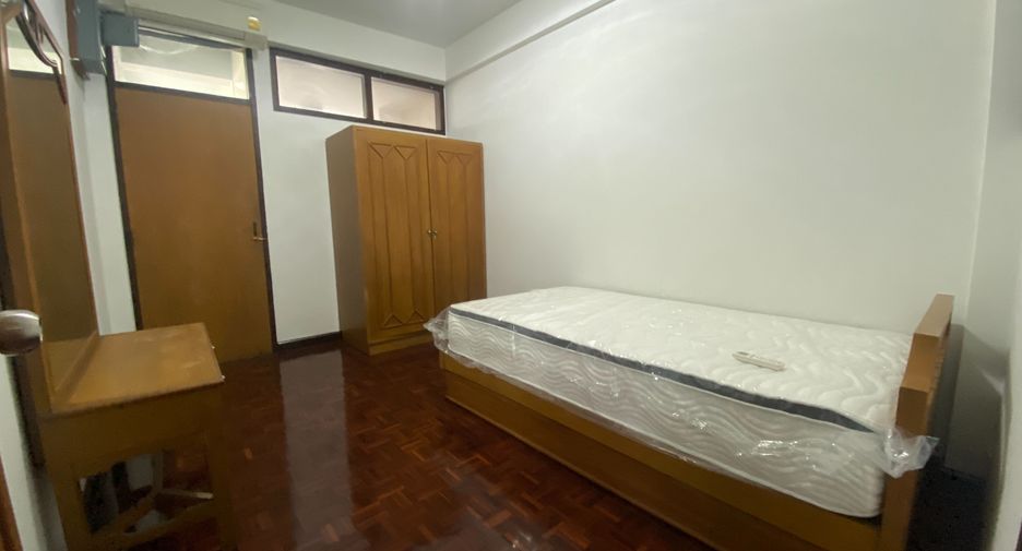 For rent 3 bedrooms apartment in Khlong Toei, Bangkok
