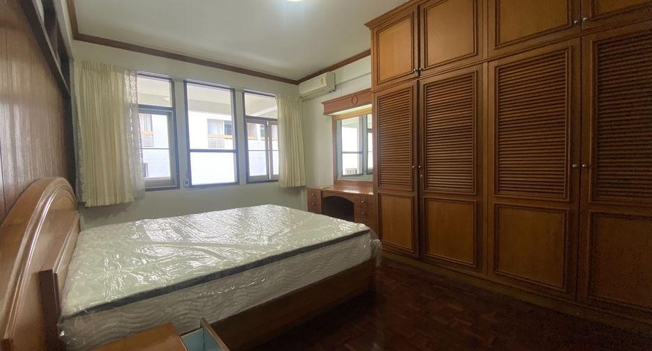 For rent 3 bedrooms apartment in Khlong Toei, Bangkok