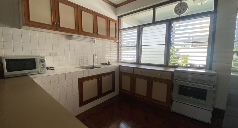 For rent 3 bedrooms apartment in Khlong Toei, Bangkok