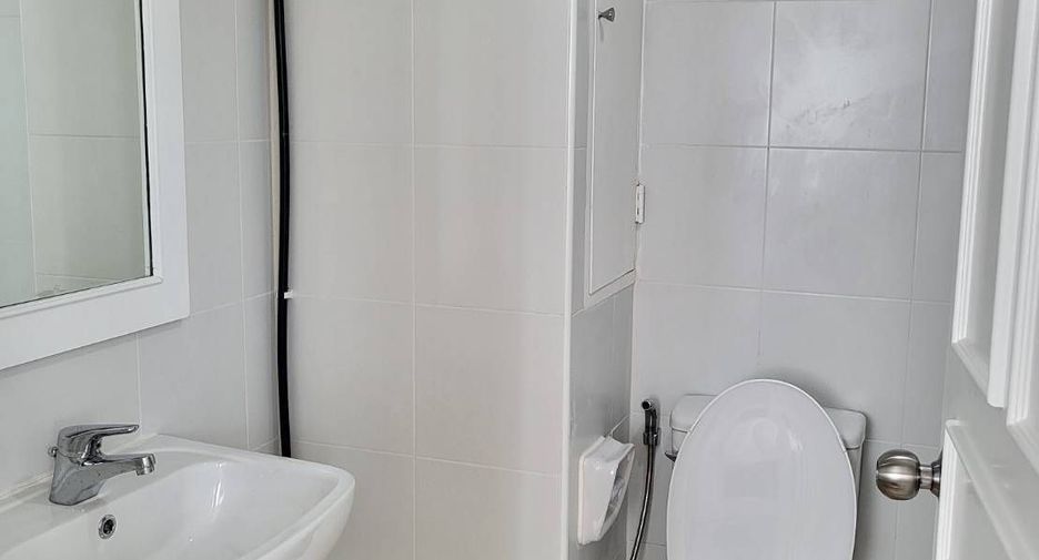 Condo en alquiler de 3 habitaciones en Watthana, Bangkok