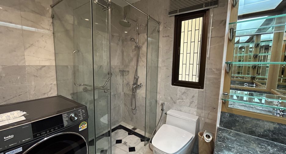 Wohnung zur Miete mit 3 Zimmer in Khlong San, Bangkok