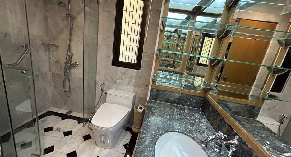 Wohnung zur Miete mit 3 Zimmer in Khlong San, Bangkok