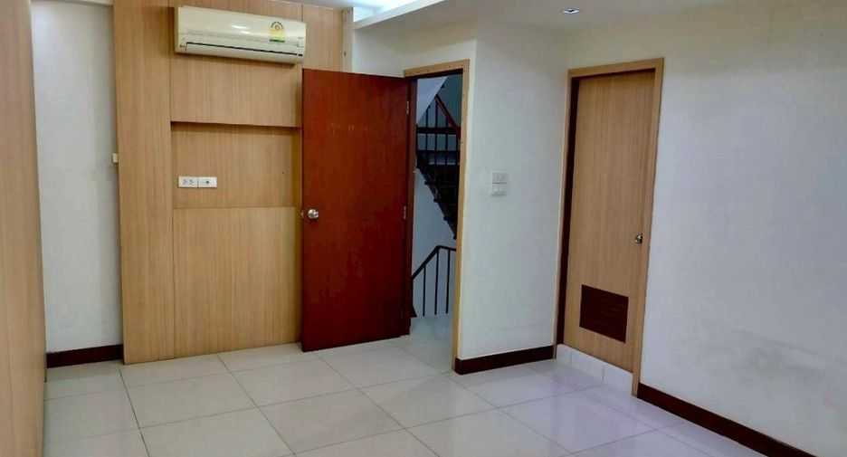 For rent 2 bedrooms house in Watthana, Bangkok