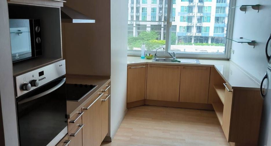 For rent 2 bedrooms apartment in Watthana, Bangkok