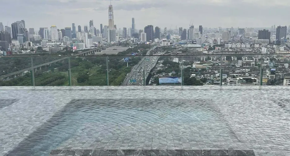 For rent 2 bedrooms condo in Huai Khwang, Bangkok