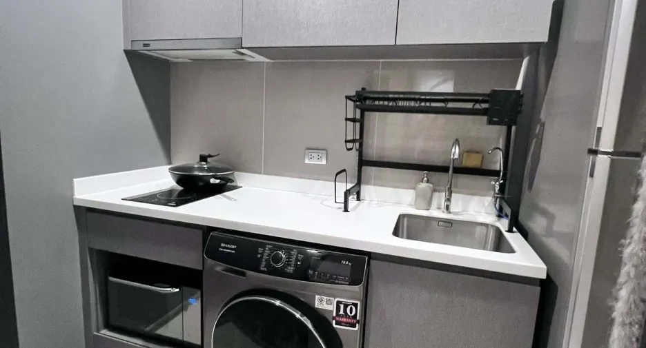 For rent 2 bedrooms condo in Huai Khwang, Bangkok