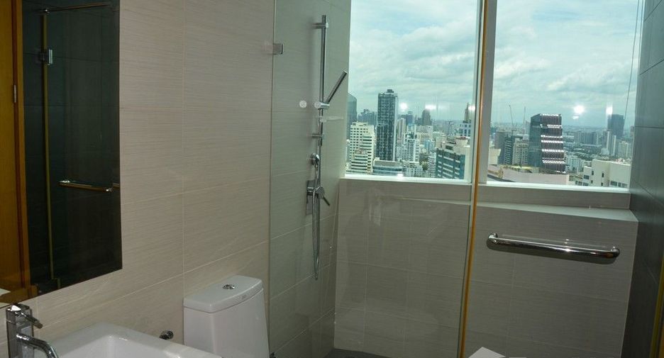 For rent 3 bedrooms condo in Khlong Toei, Bangkok