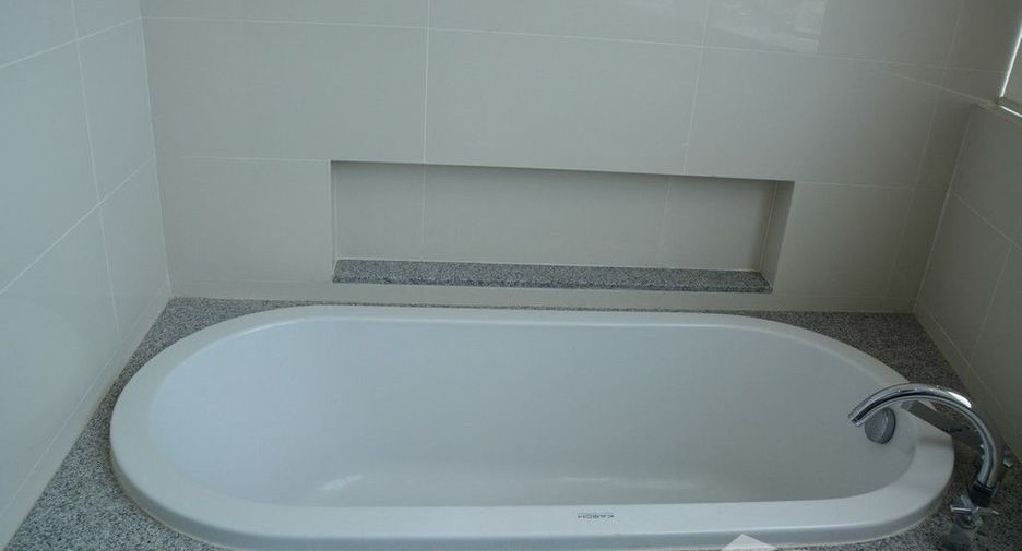 For rent 3 bedrooms condo in Khlong Toei, Bangkok