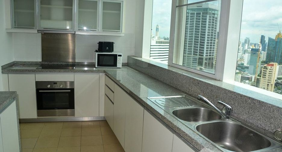For rent 3 bedrooms condo in Khlong Toei, Bangkok