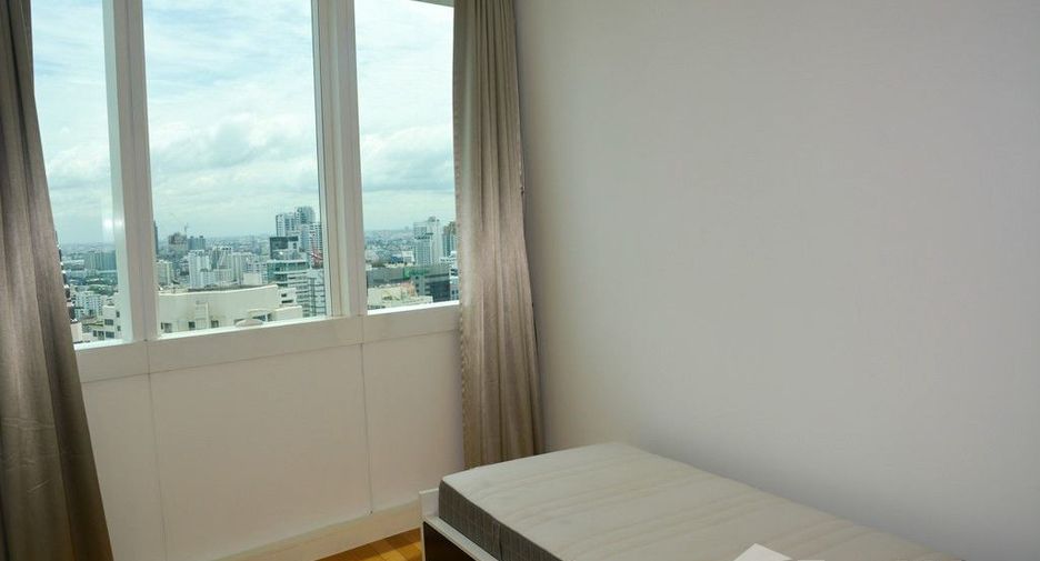 For rent 3 bedrooms condo in Khlong Toei, Bangkok