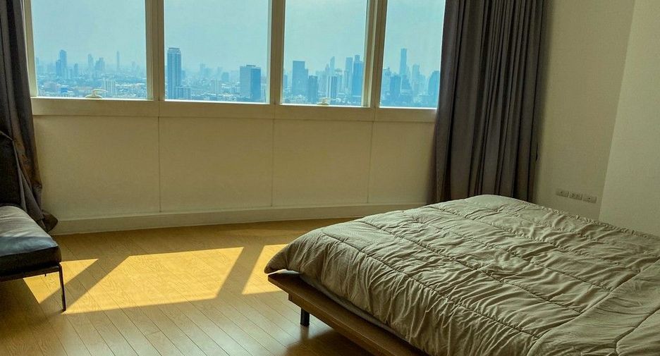 For rent 3 bedrooms condo in Khlong Toei, Bangkok
