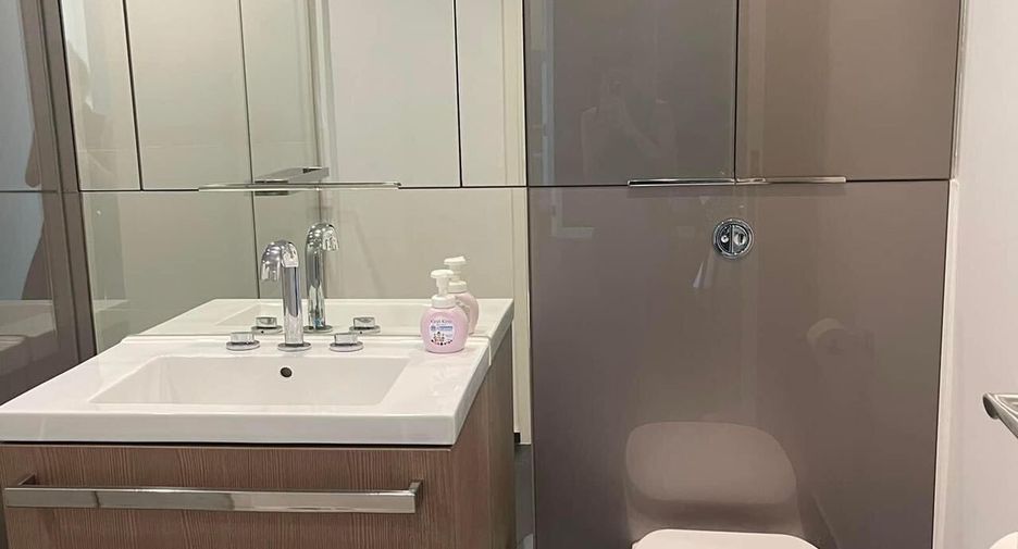 For rent 2 bedrooms condo in Pathum Wan, Bangkok