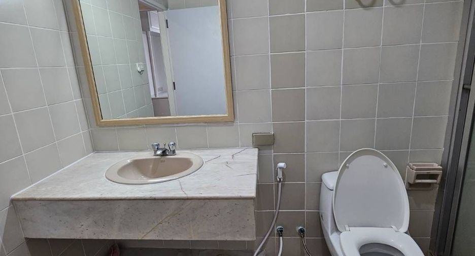 Condo en alquiler de 3 habitaciones en Watthana, Bangkok
