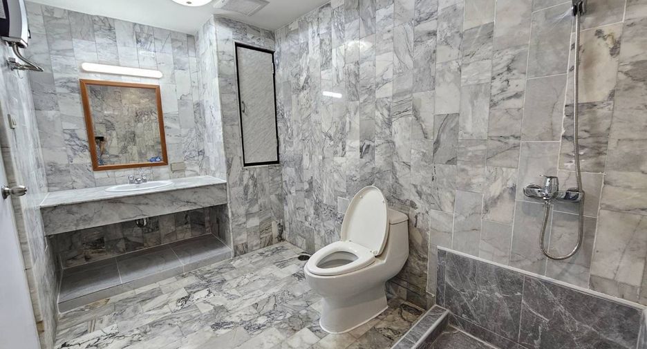 Condo en alquiler de 3 habitaciones en Watthana, Bangkok