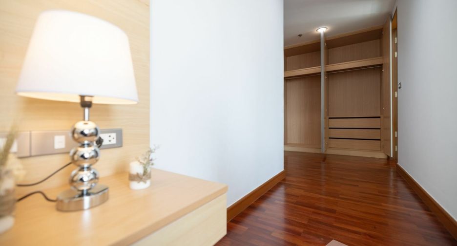 For rent 3 bedrooms apartment in Khlong Toei, Bangkok