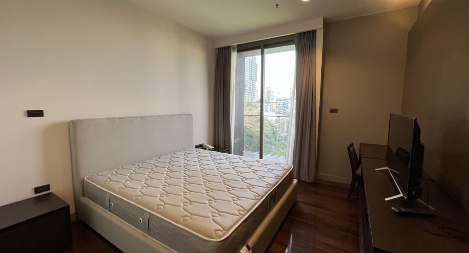 For rent 3 bedrooms apartment in Khlong Toei, Bangkok