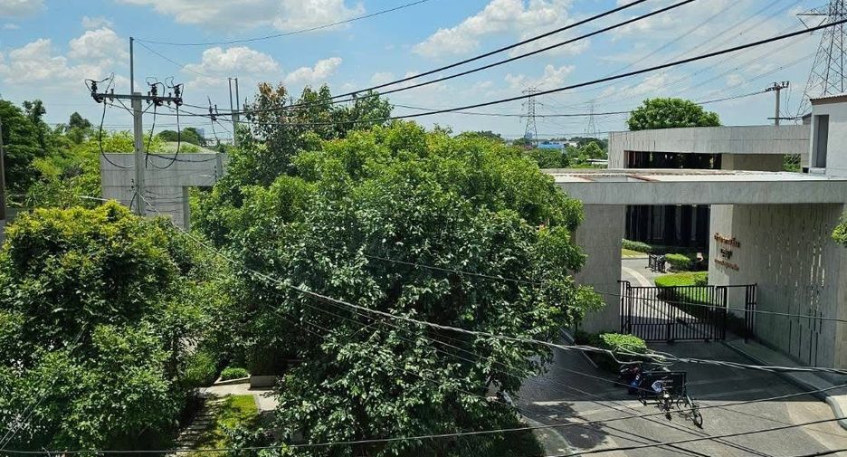 For rent 3 bedrooms townhouse in Saphan Sung, Bangkok