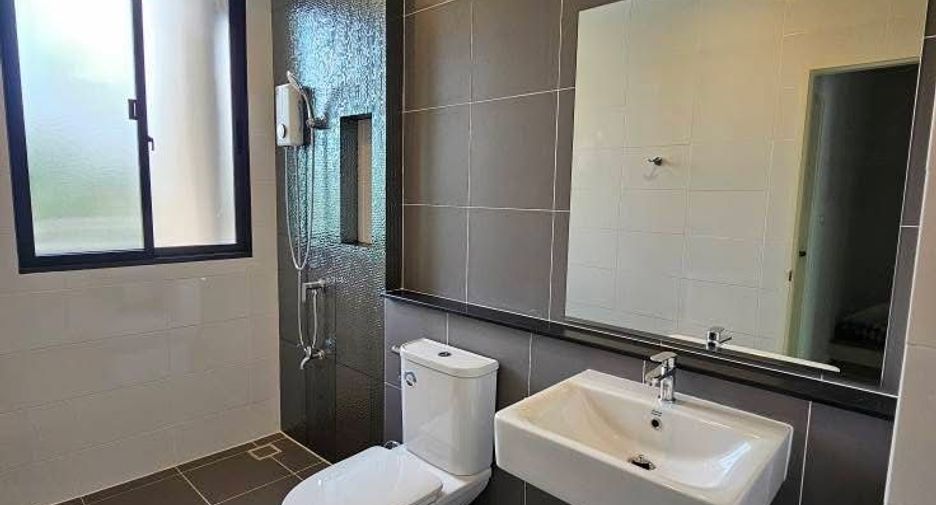 For rent 3 bedrooms townhouse in Saphan Sung, Bangkok