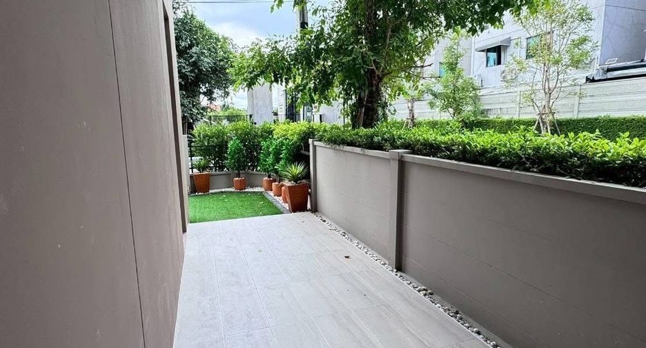 For rent 3 bedrooms townhouse in Saphan Sung, Bangkok