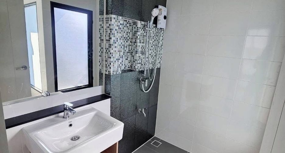 For rent 3 bedrooms townhouse in Saphan Sung, Bangkok
