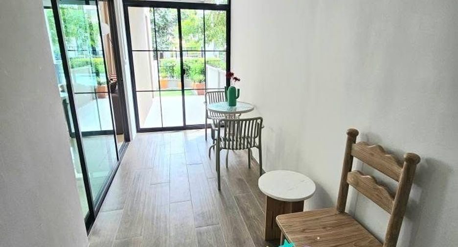 For rent 3 bedrooms townhouse in Saphan Sung, Bangkok