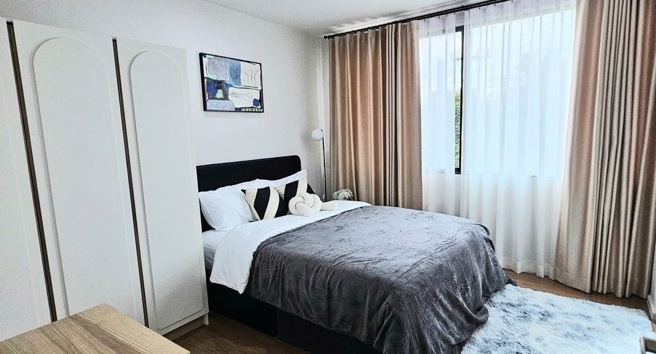 For rent 3 bedrooms townhouse in Saphan Sung, Bangkok