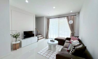 For rent 3 bedrooms townhouse in Saphan Sung, Bangkok