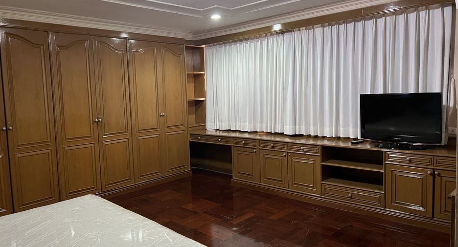 For rent 3 bedrooms condo in Watthana, Bangkok