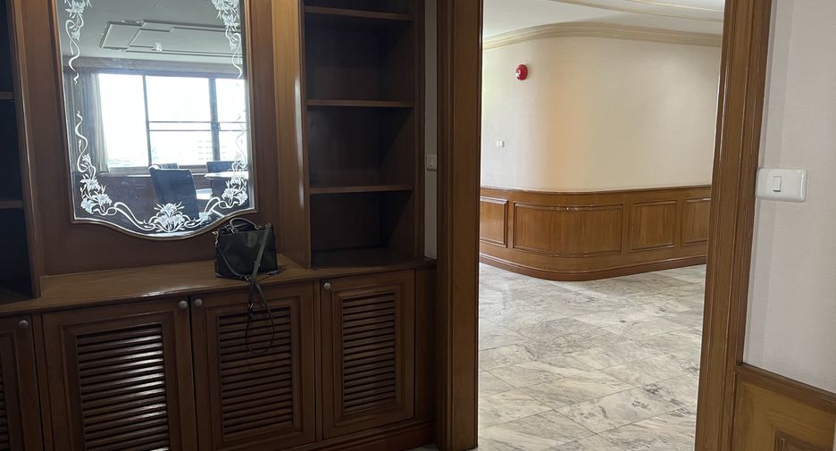 For rent 3 bedrooms condo in Watthana, Bangkok