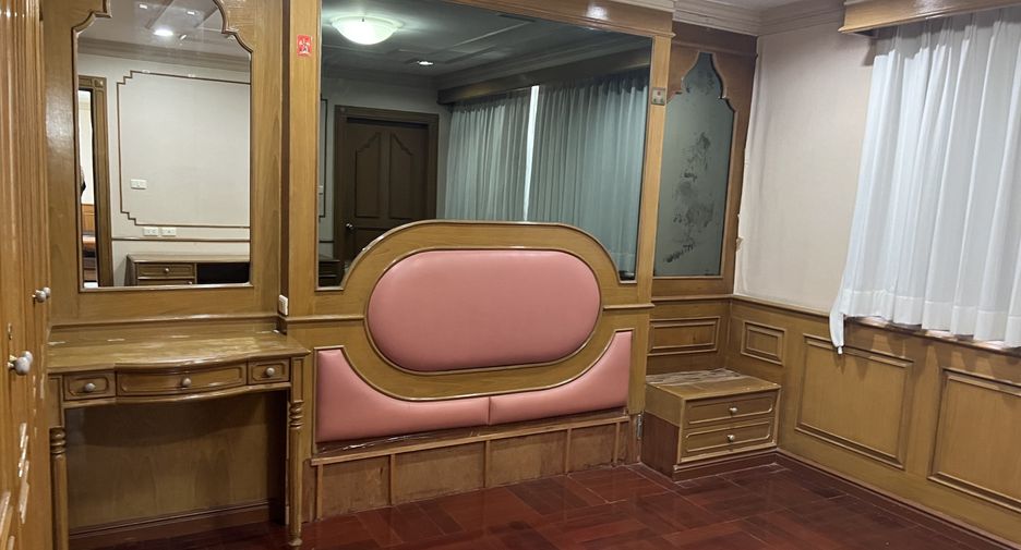 For rent 3 bedrooms condo in Watthana, Bangkok