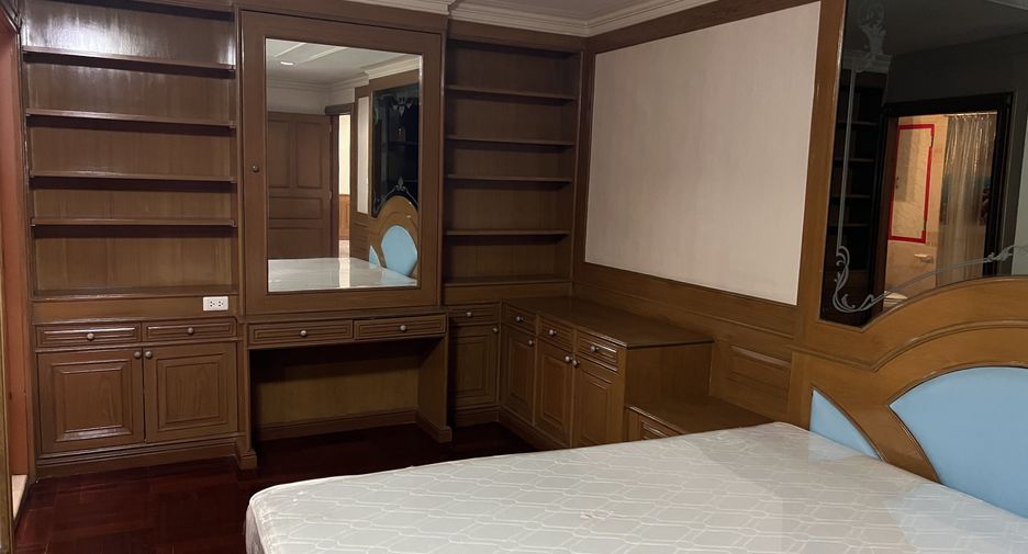 For rent 3 bedrooms condo in Watthana, Bangkok