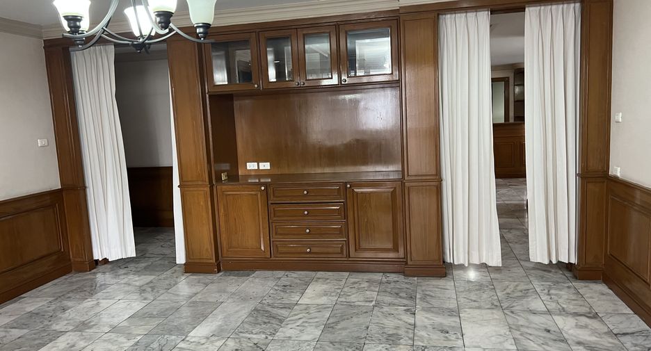 For rent 3 bedrooms condo in Watthana, Bangkok