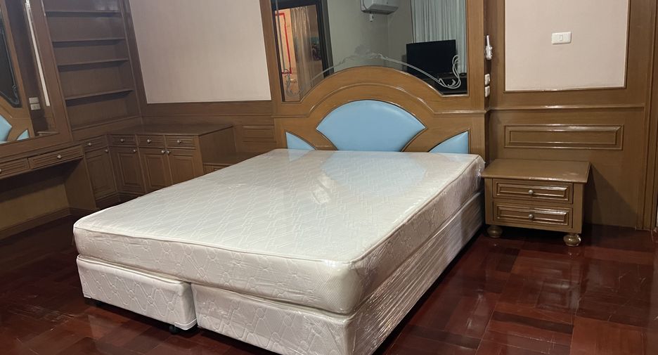 For rent 3 bedrooms condo in Watthana, Bangkok