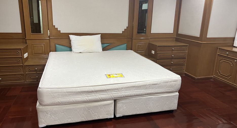 For rent 3 bedrooms condo in Watthana, Bangkok