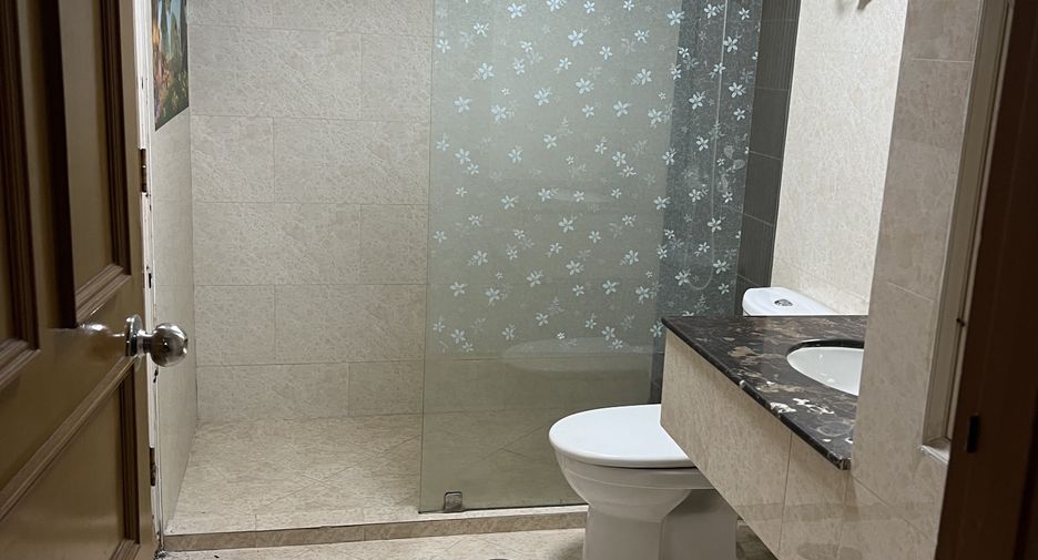For rent 3 bedrooms condo in Watthana, Bangkok