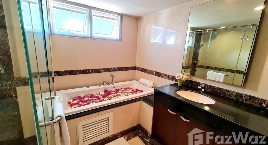 For rent 3 bedrooms condo in Watthana, Bangkok