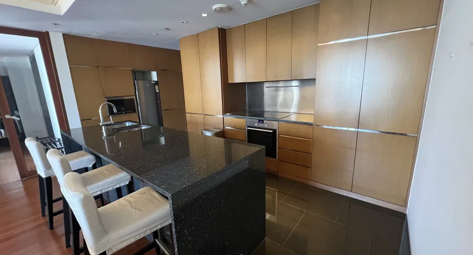 For rent 2 bedrooms condo in Pathum Wan, Bangkok