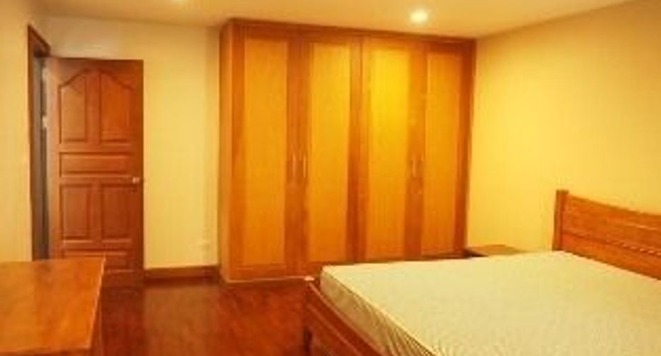 For rent 2 bedrooms condo in Pathum Wan, Bangkok