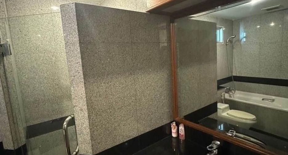 For rent 3 bedrooms condo in Pathum Wan, Bangkok