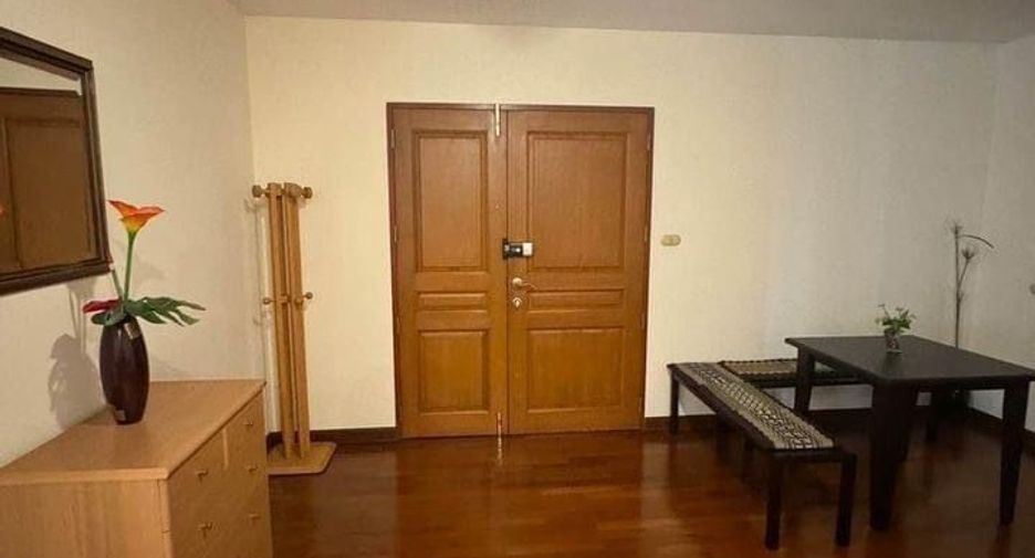 For rent 3 bedrooms condo in Pathum Wan, Bangkok