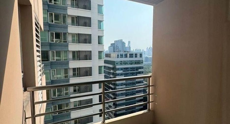 For rent 3 bedrooms condo in Pathum Wan, Bangkok