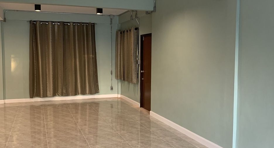 Casa en alquiler de 4 habitaciones en Phra Khanong, Bangkok