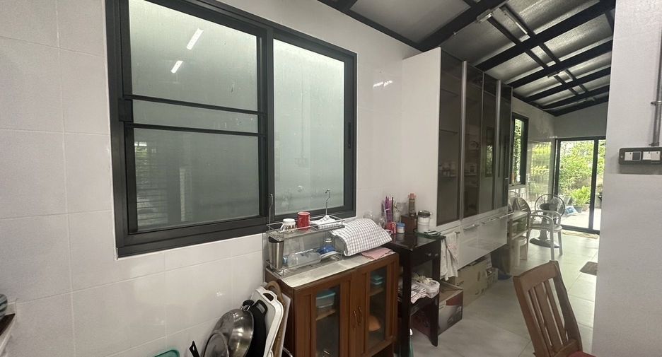 For rent 4 bedrooms house in Bang Kapi, Bangkok