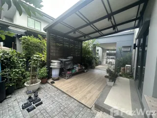 Casa en alquiler de 4 habitaciones en Bang Kapi, Bangkok