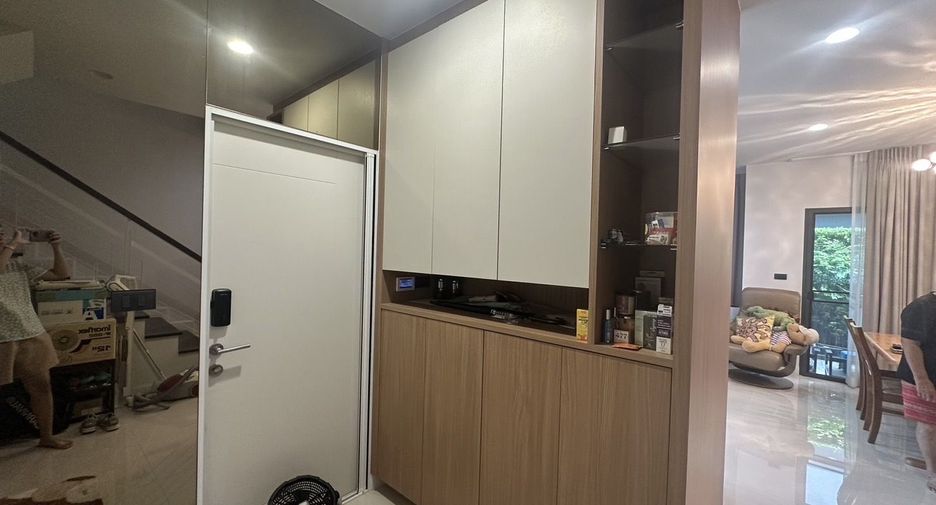 For rent 4 bedrooms house in Bang Kapi, Bangkok