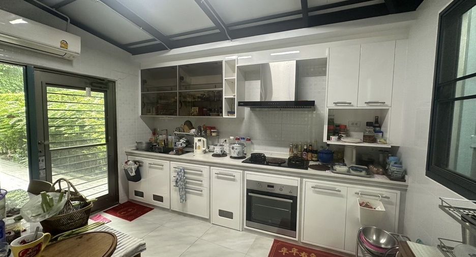 For rent 4 bedrooms house in Bang Kapi, Bangkok