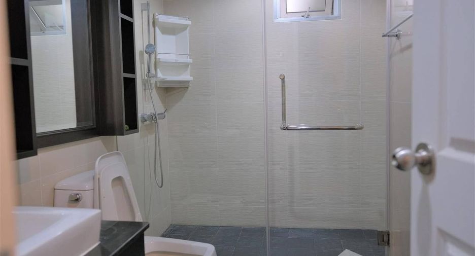 Condo en alquiler de 2 habitaciones en Huai Khwang, Bangkok