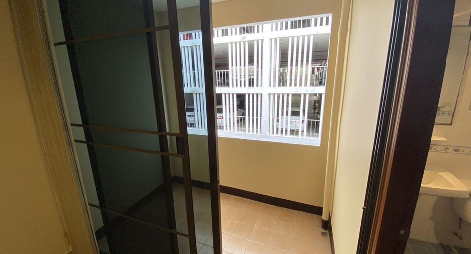 For rent 2 bedrooms apartment in Watthana, Bangkok
