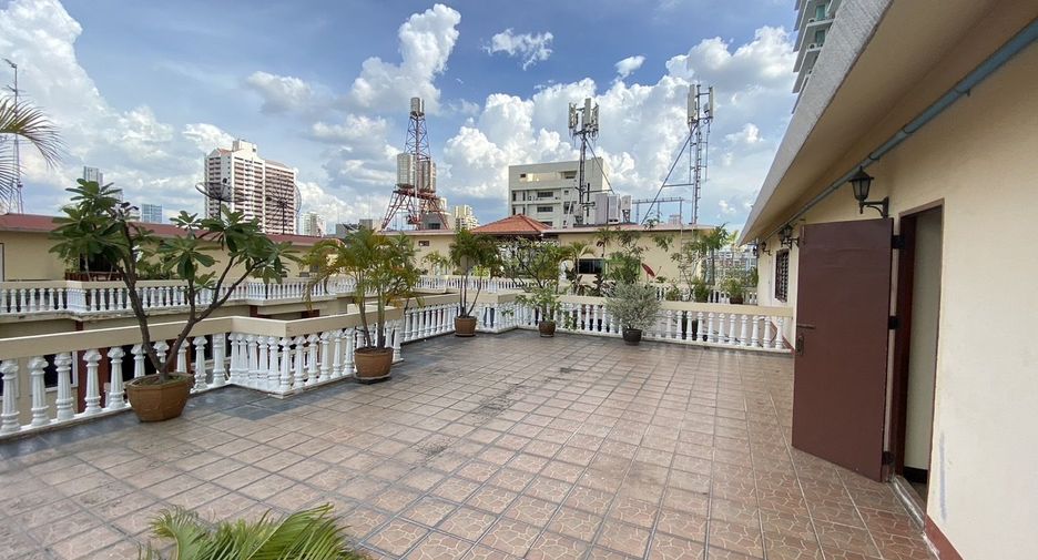 For rent 2 bedrooms apartment in Watthana, Bangkok